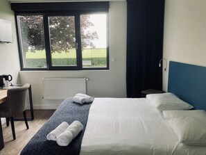 Double or Twin Room | Premium bedding, in-room safe, desk, soundproofing - L'aérodrome de la Baie de Somme (Buigny-Saint-Maclou)