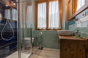 Ducha, artículos de tocador gratuitos, bidet, toallas