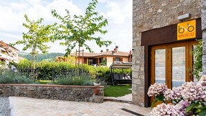 A stone building with a yellow sign reading "b&b erioico". - L' Eroico (Gaiole in Chianti)