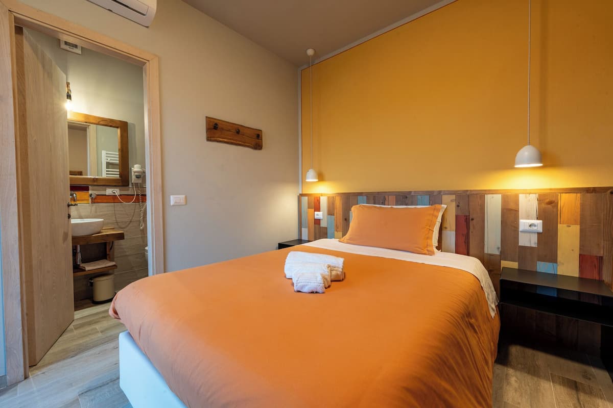 Comfort Single Room, 1 Queen Bed, City View | 1 bedroom, desk, soundproofing, free WiFi