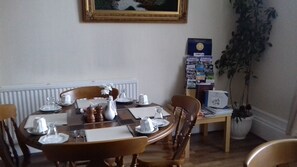 Free daily continental breakfast - Camillia Guest House (Aberdeen)