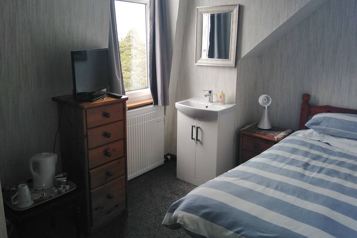 Single Room, Shared Bathroom | Iron/ironing board, WiFi (free), bed sheets