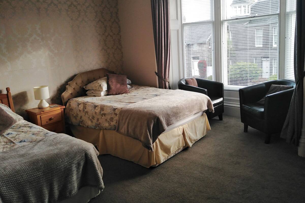 Comfort Triple Room (with Shower) | Iron/ironing board, WiFi (free), bed sheets