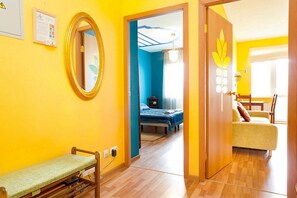 Departamento, 1 habitación (Mashinistov, 3-8) | Área de sala de estar | Televisión de pantalla plana