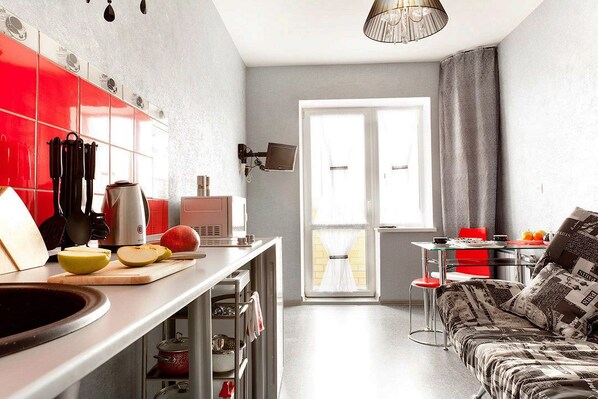 Departamento, 1 habitación (Mashinistov, 3-9) | Cocina privada | Refrigerador, microondas, horno y parrilla de estufa