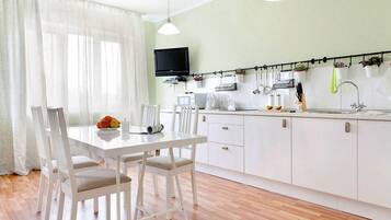 Apartment, 2 Schlafzimmer (Mashinistov, 3-10) | Eigene Küche | Kühlschrank, Mikrowelle, Ofen, Herdplatte