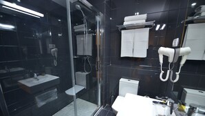 Shower, free toiletries, hair dryer, bathrobes - Hotel Annakhil (Rabat)