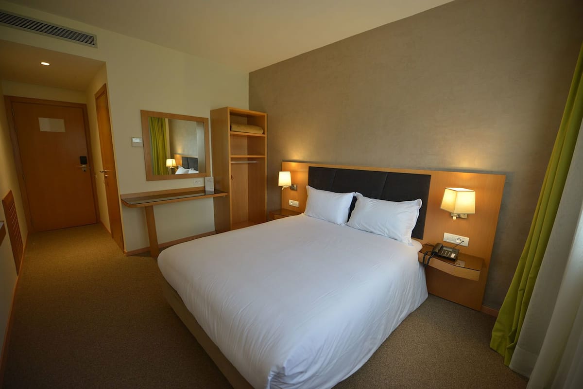 Standard Room, Non Smoking | 1 bilik tidur, peralatan tempat tidur premium, meja