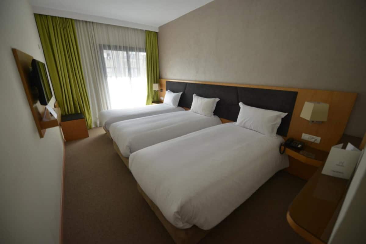 City Triple Room, 1 Bedroom, Non Smoking | 1 bilik tidur, peralatan tempat tidur premium, meja