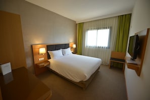 Habitación estándar, no fumadores | Ropa de cama de alta calidad, escritorio, cortinas opacas