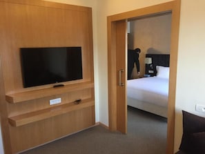 Comfort Suite, 1 Katil Raja (King), Accessible, Non Smoking | 1 bilik tidur, peralatan tempat tidur premium, meja