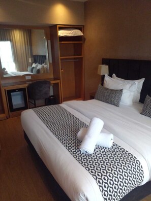 舒适套房, 1 张特大床, 无障碍, 无烟房 | 高档床上用品、办公桌、遮光窗帘、隔音