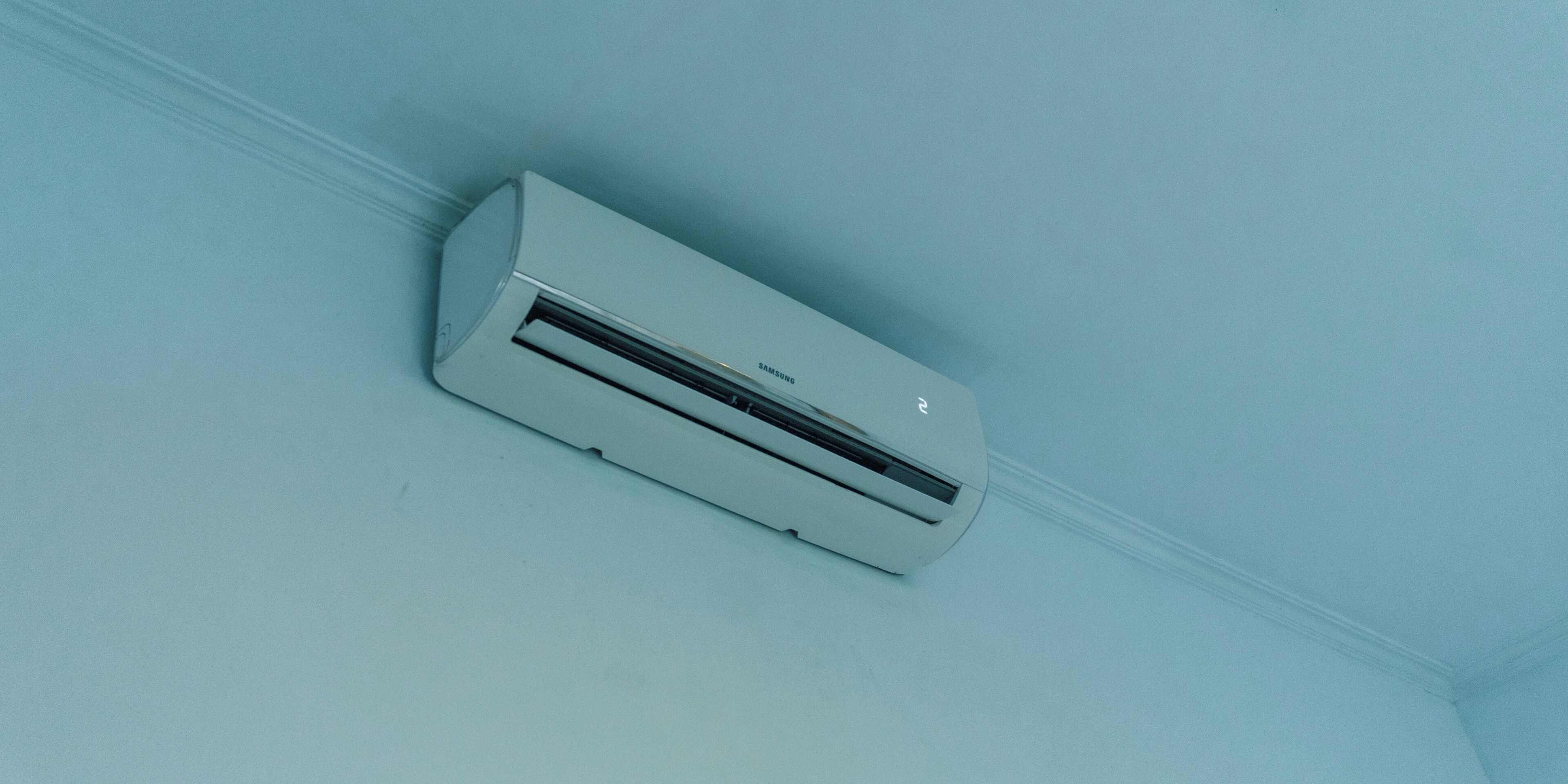 A ceiling-mounted air conditioning unit in a room.