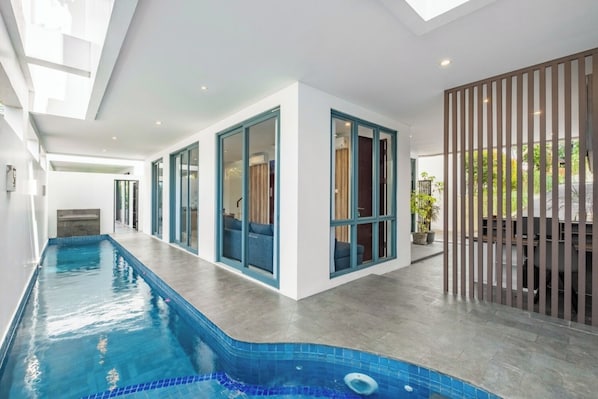 2 outdoor pools