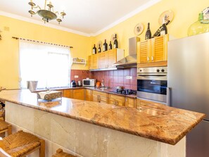 Een koelkast, een microgolfoven, een oven, een vaatwasser