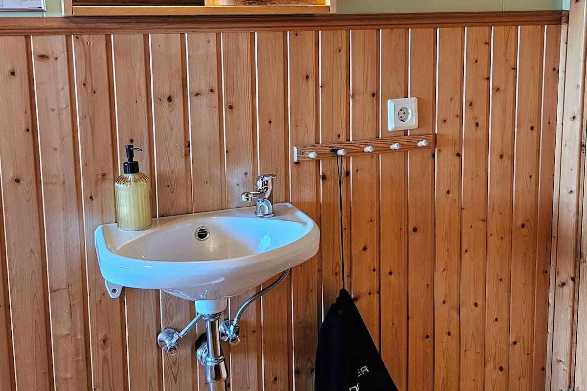 basic double room, 2 single beds, shared bathroom | soundproofing, free wifi, bed sheets, wheelchair access