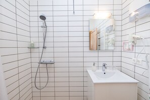 Dobbeltrom, 2 enkeltsenger, privat bad | Bad | Dusj, hårføner, håndklær og såpe