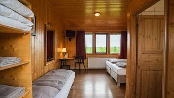 Chambre Triple, 3 lits une place, salle de bains privée | Chambres insonorisées, Wi-Fi gratuit, draps fournis