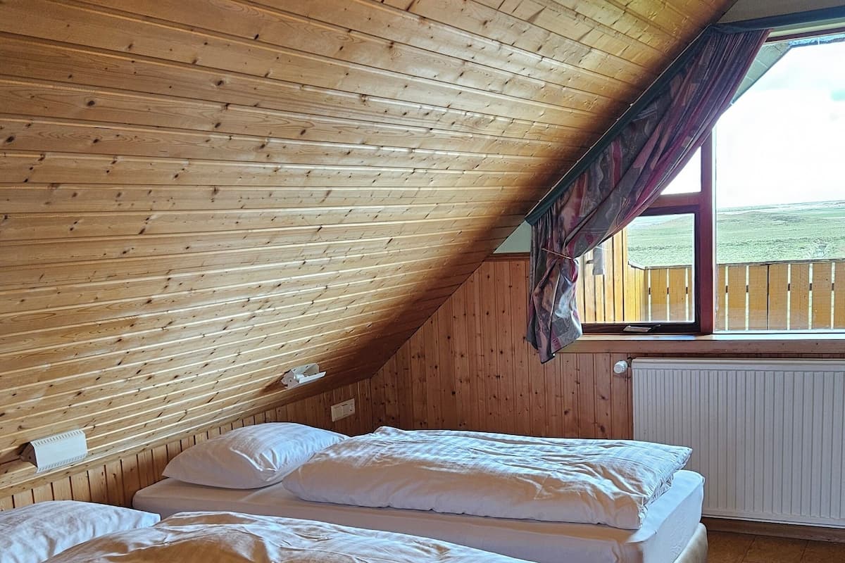 基本雙人房, 2 張單人床, 共用浴室 | 隔音、免費 Wi-Fi、床單、方便輪椅出入