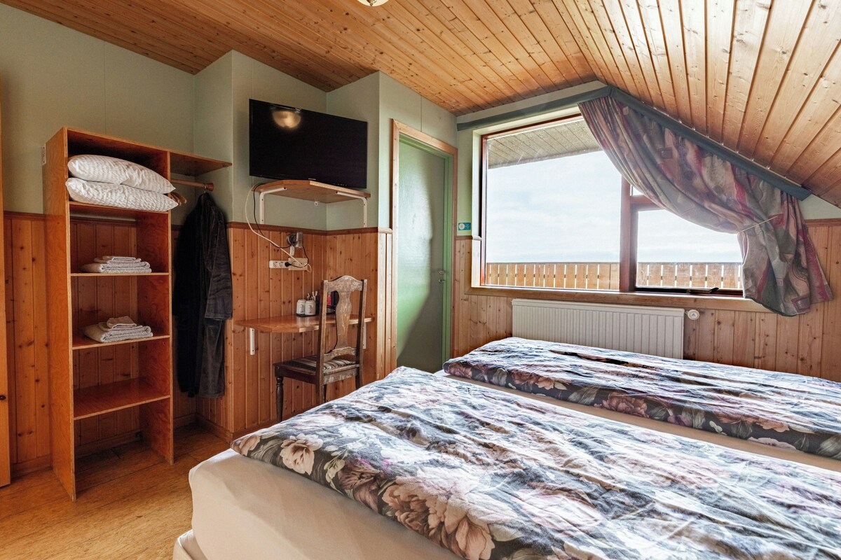 Basic Double Room, 2 Twin Beds, Shared Bathroom | Soundproofing, WiFi (free), bed sheets
