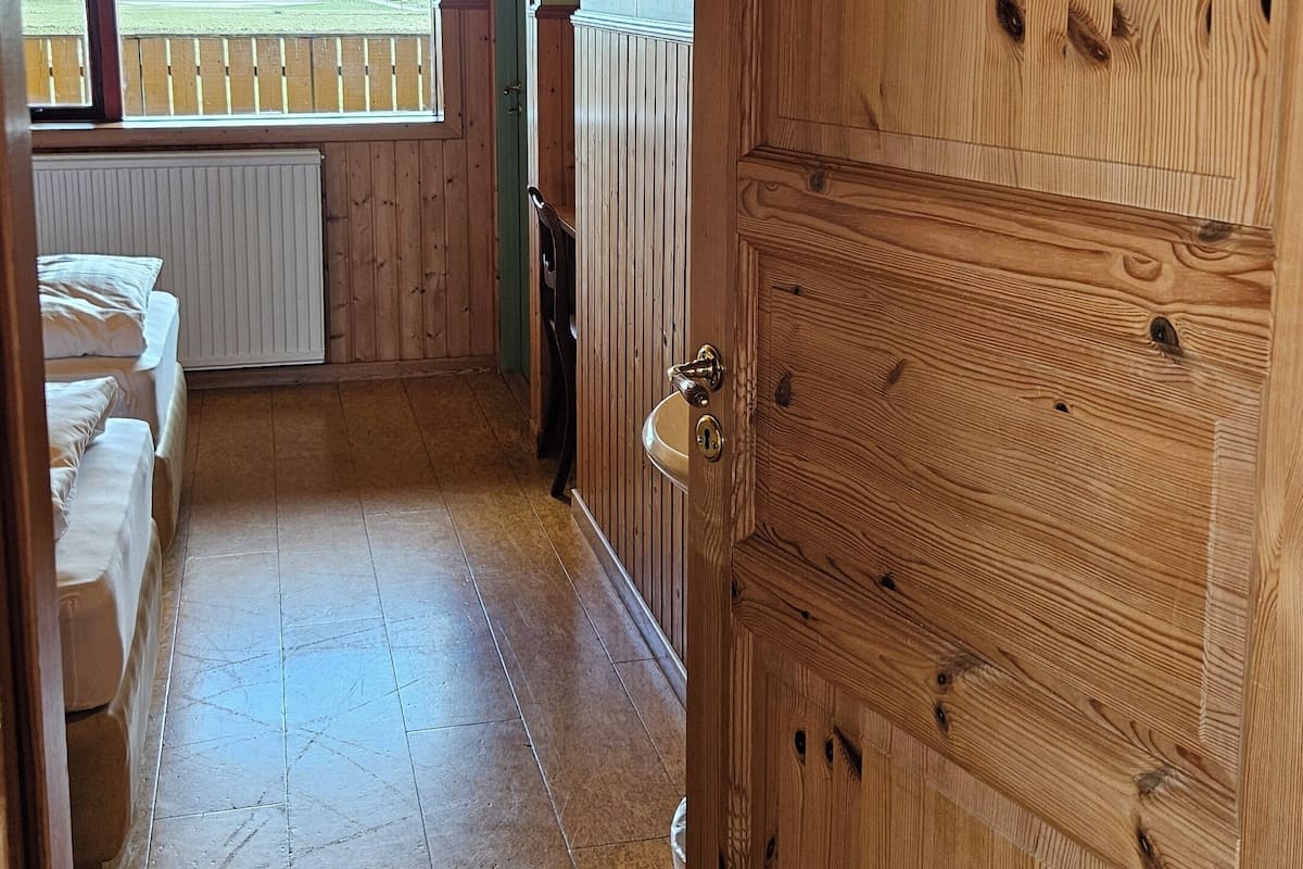 Habitación básica doble, 2 camas individuales, baño compartido | Insonorización, wifi gratis, ropa de cama y acceso para silla de ruedas
