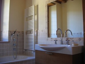 Bathtub, hair dryer, bidet, towels - Vineyard escape! Panoramic location within easy reach of Florence (San Francesco)