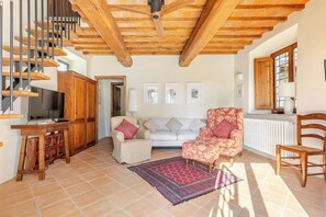 Smart TV, caminetto, lettore DVD, tavolo da ping pong