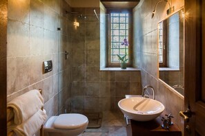 Tina, secadora de cabello, bidet, toallas 