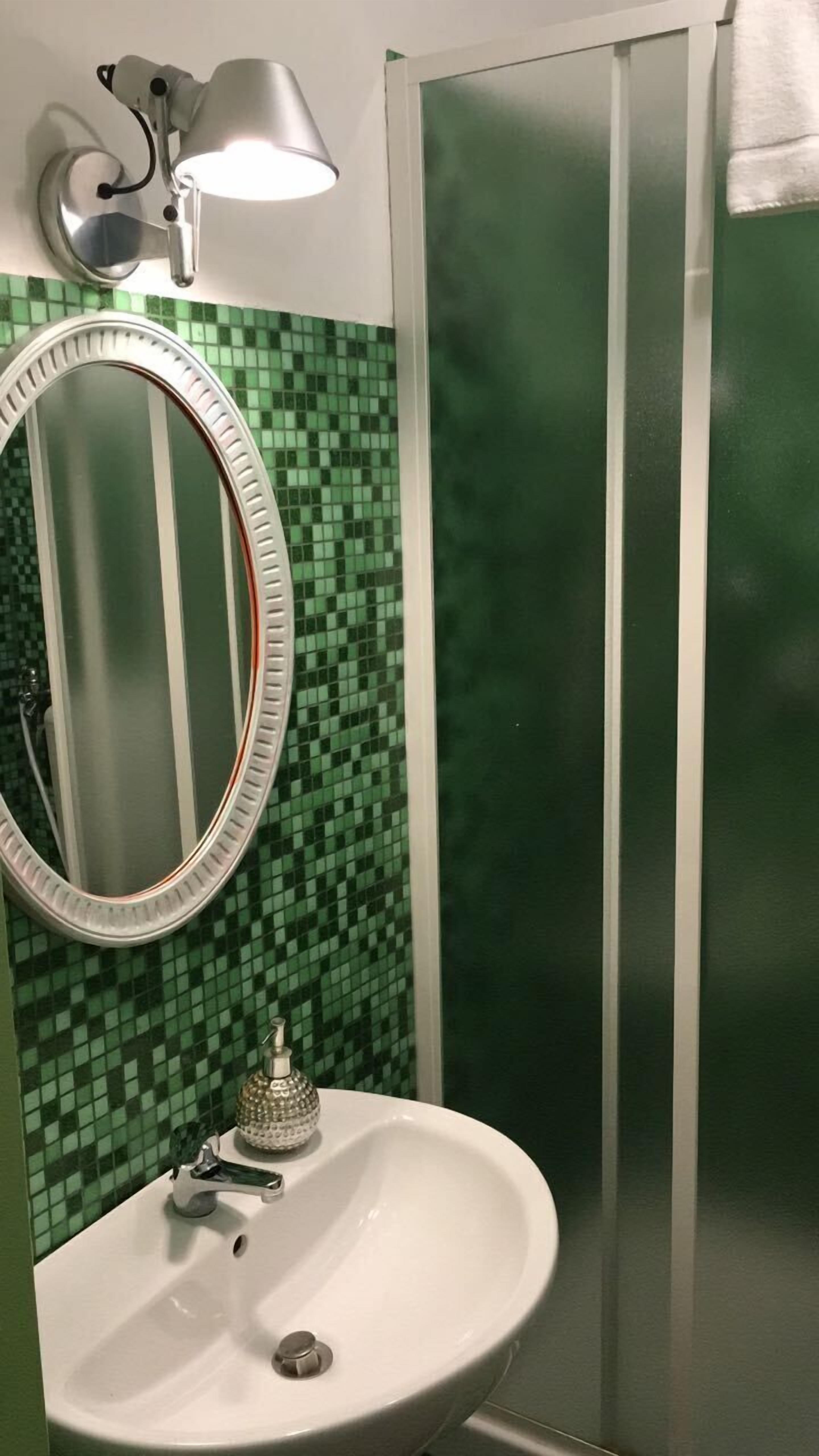 Camera doppia | Dotazioni del bagno | Doccia, set di cortesia gratuito