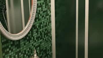 Camera doppia | Dotazioni del bagno | Doccia, set di cortesia gratuito