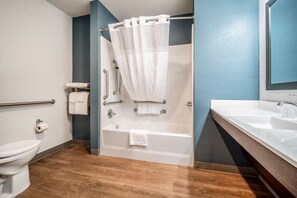 Combined shower/tub, hair dryer, towels