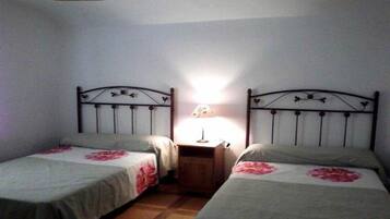 4 slaapkamers, geluiddichte muren, een strijkplank/strijkijzer