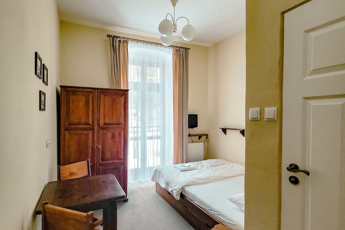 Habitación económica | Ropa de cama hipoalergénica, wifi gratis y ropa de cama