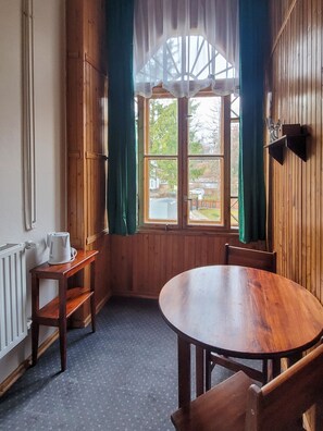 Economy Twin Room, 2 Single Beds, Non Smoking, Shared Bathroom | In-room dining