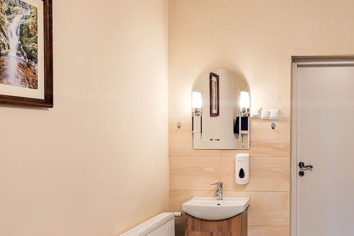 Habitación económica con 2 camas individuales, 2 camas individuales, para no fumadores | Ropa de cama hipoalergénica, wifi gratis y ropa de cama