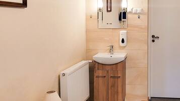 Economy Twin Room, 2 Twin Beds, Non Smoking, Shared Bathroom | Hypo-allergenic bedding, free WiFi, bed sheets