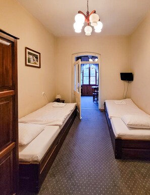 Economy Twin Room, 2 Single Beds, Non Smoking, Shared Bathroom