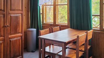 Family Studio, 2 Bedrooms, Non Smoking, Lanai | In-room dining