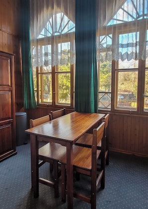 베이직룸, 침실 2개, 금연, 연결 가능 객실 | 객실 내 식사 공간