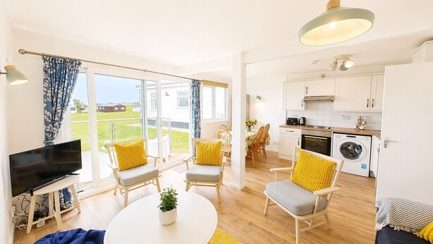 Un apartamento moderno con sala de estar, comedor y cocina.