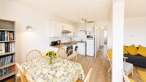 Un apartamento moderno con comedor, cocina y sala de estar.