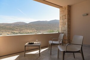 Junior Suite with Golf Course and Mountain View | Terrace/patio