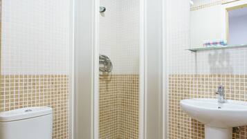 Eenvoudige driepersoonskamer | Badkamer | Een douche, gratis toiletartikelen, handdoeken
