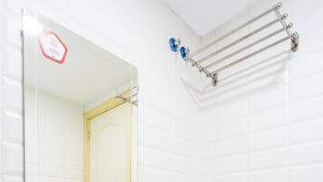 Chambre Simple | Salle de bain | Douche, articles de toilette gratuits, serviettes fournies