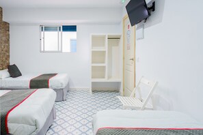Basic Triple Room | Desk, free WiFi - Pensión Riad Mediterraneo (Barbate)