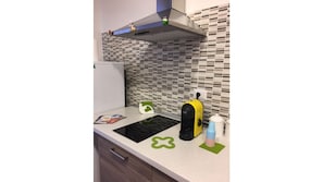 Frigorifero, forno, piano cottura, macchina per tè/caffè