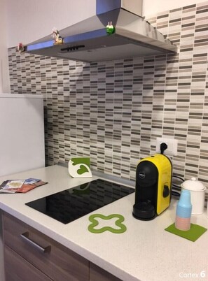 Fridge, oven, stovetop, coffee/tea maker