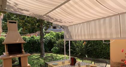 Rivitalo huvila kauniilla puutarhalla 200 metrin päässä merestä kesäkuun erikoishinta