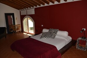 1 soverom, sengetøy av topp kvalitet, skrivebord og lydisolert