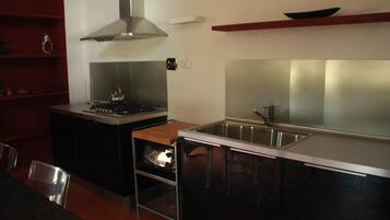 Stort kylskÄp, mikrovÄgsugn, spishÀll och kaffe- och tebryggare